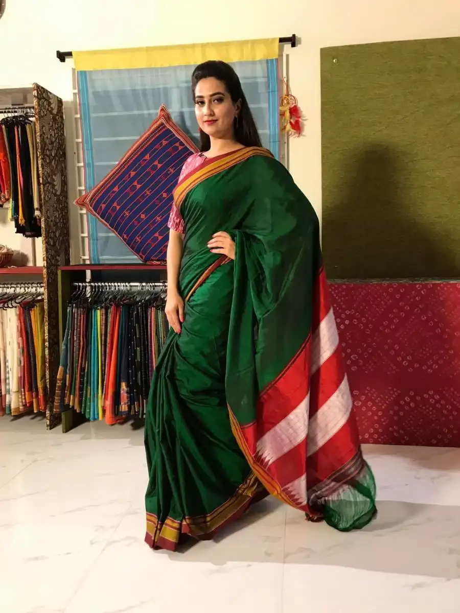 INDIAN TV ANCHOR MANJUSHA IN TRADITIONAL GREEN SARI 3